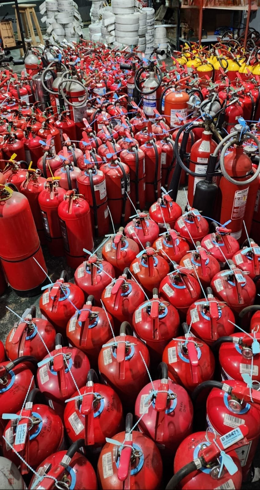 Matafuegos y mangueras preparados en las instalaciones de FRIMAT